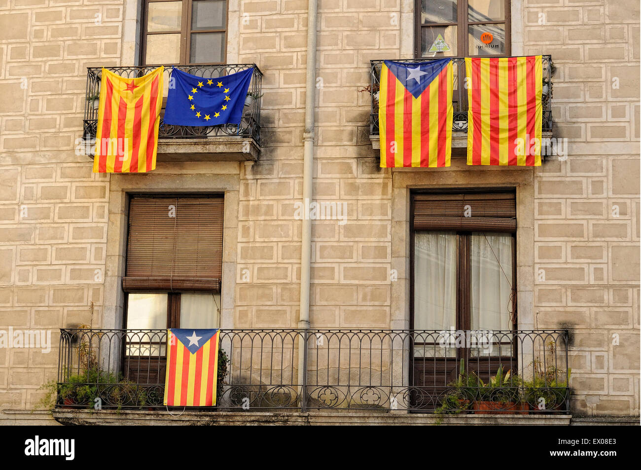 Cataluña Independencia Banderas Colgando De Los Balcones De - 