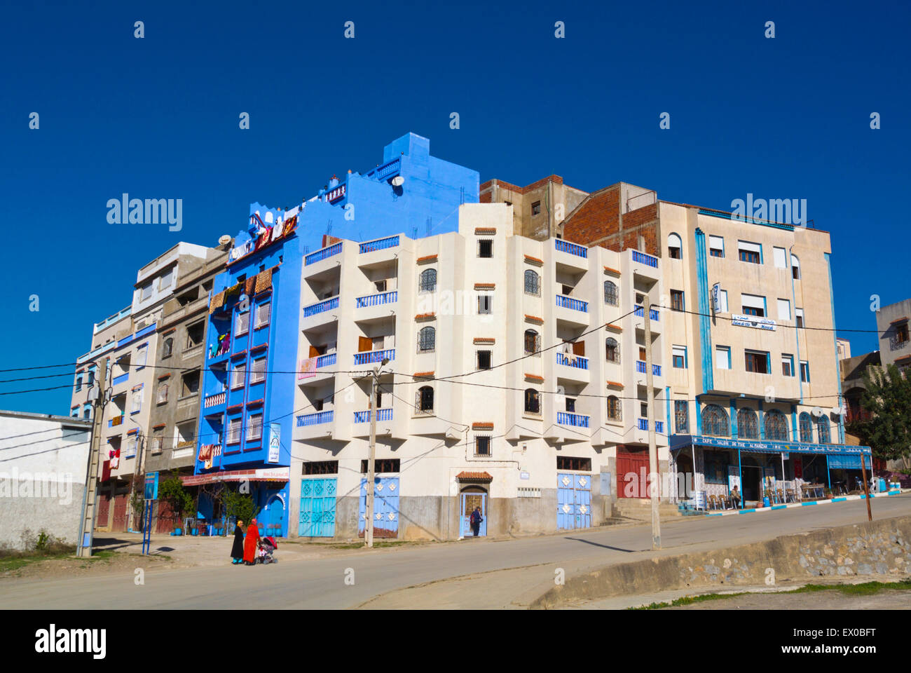 La vivienda residencial, junto a la estación de autobuses de larga distancia, Chefchaouen, Chaouen, Marruecos, Norte de África Foto de stock