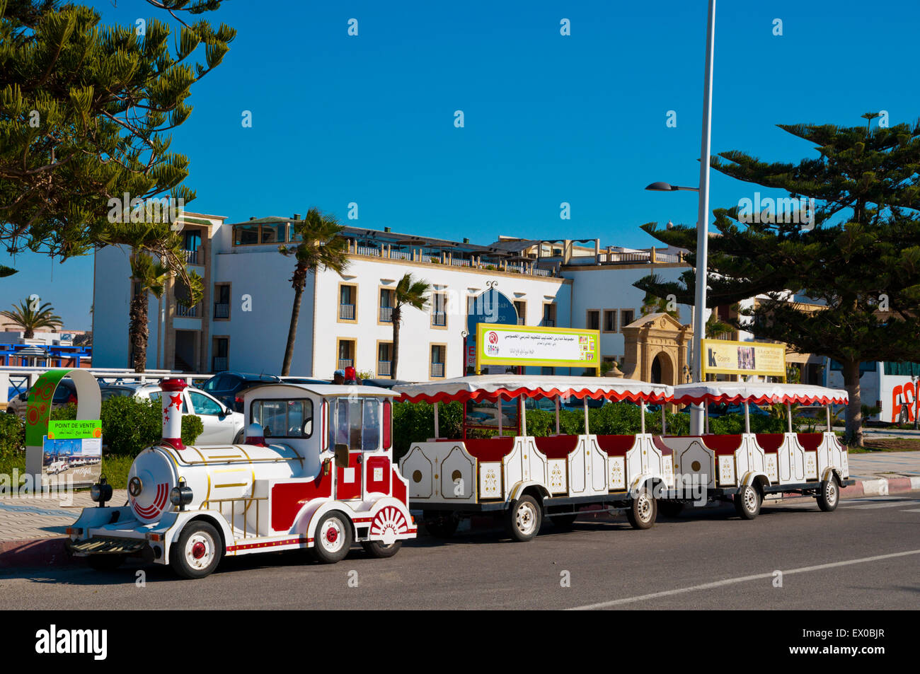 Transporte Tren turístico de la ciudad, es la puerta de Bab Sebaa, Essaouira, la costa Atlántica, Marruecos, Norte de África Foto de stock