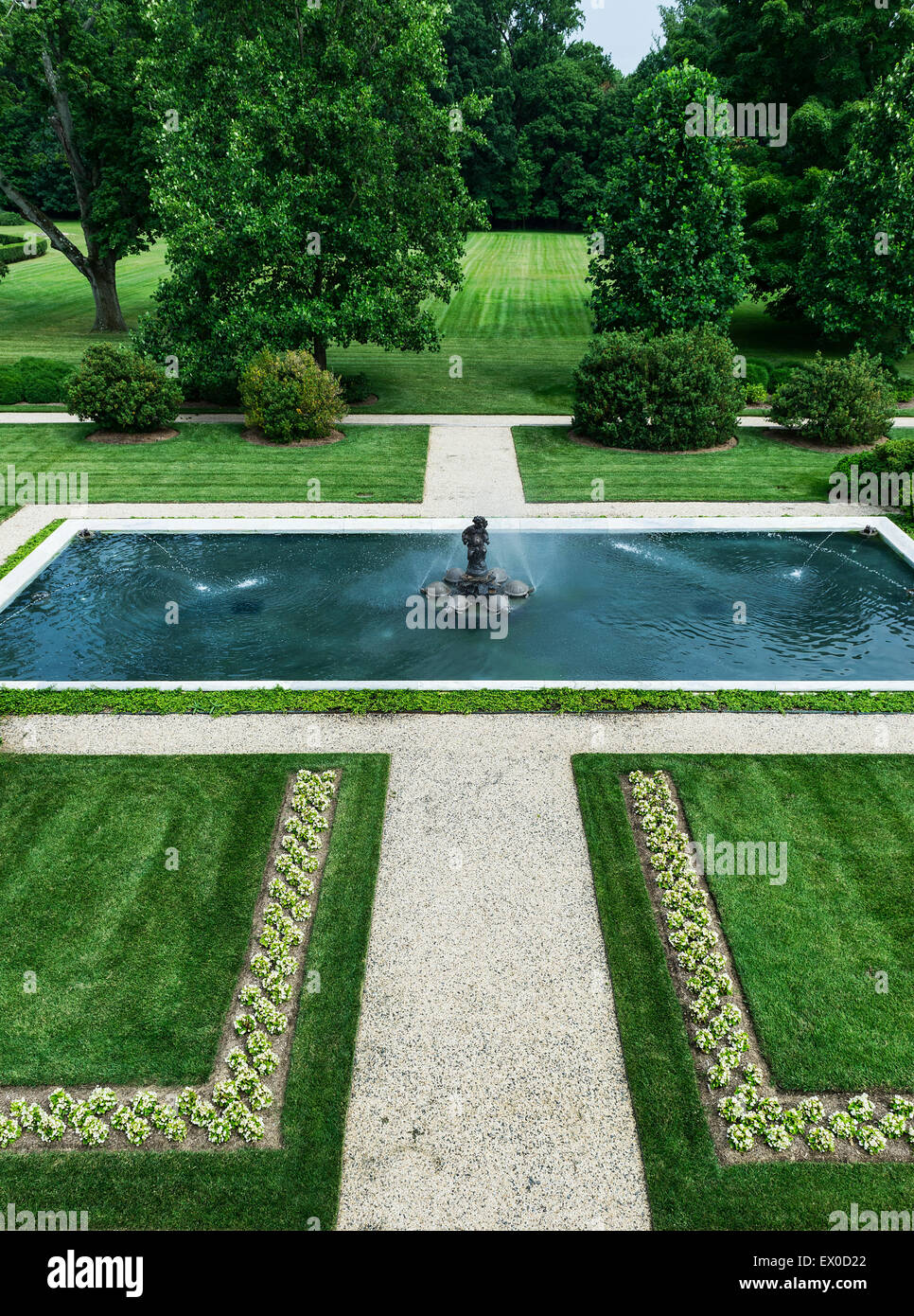 Piscina con fuente, Nemours Mansion y jardines, Wilmington, Delaware, EE.UU. Foto de stock