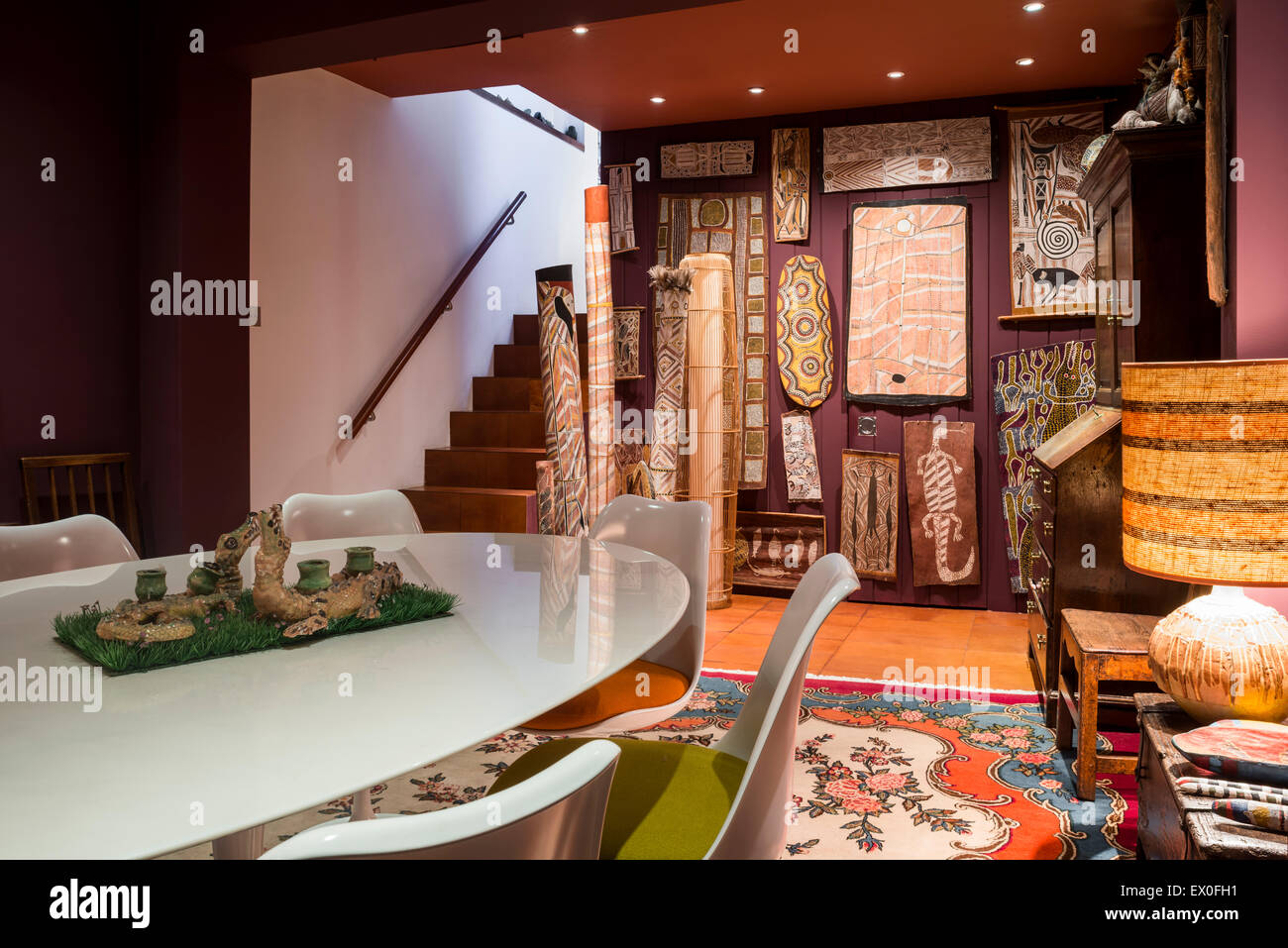Eero Saarinen mesa y sillas en la habitación con la colección de arte aborigen Foto de stock