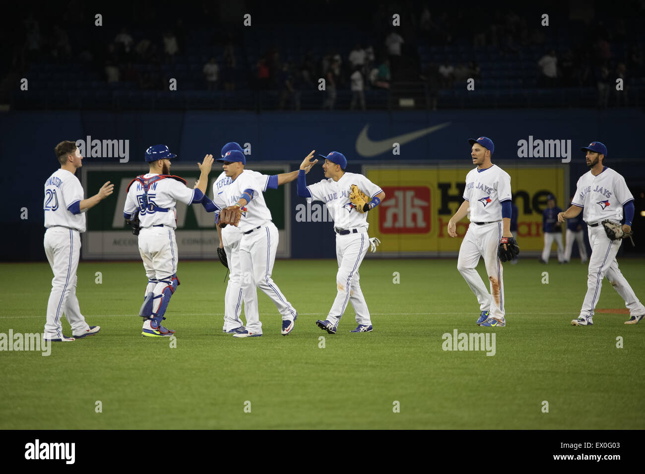 Los jugadores de béisbol celebrar win Blue Jays Foto de stock