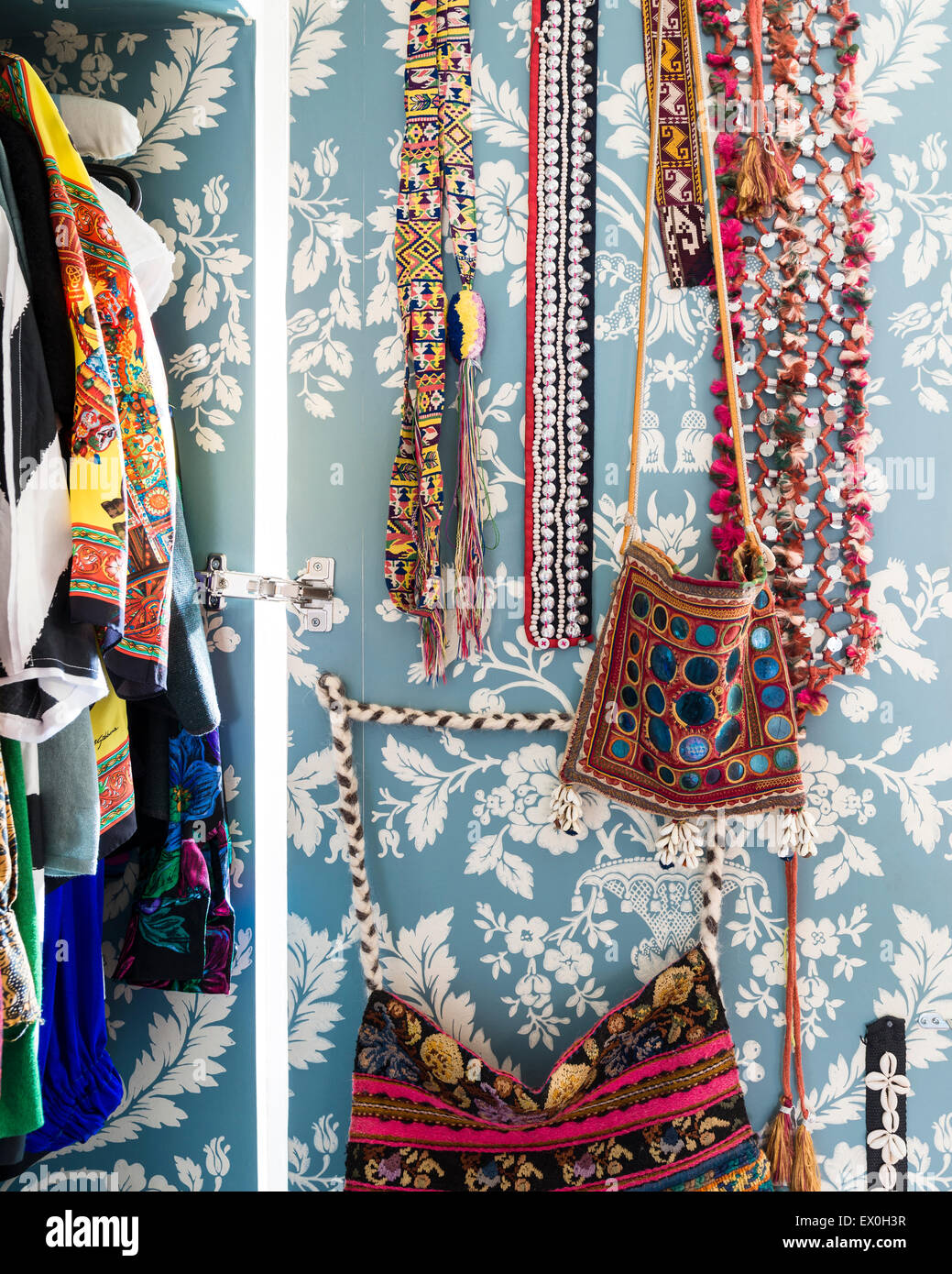 Interior de un armario colgado con bolsas étnicas y collares Foto de stock