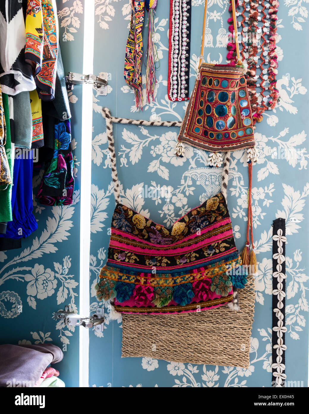 Interior de un armario colgado con bolsas étnicas y collares Foto de stock