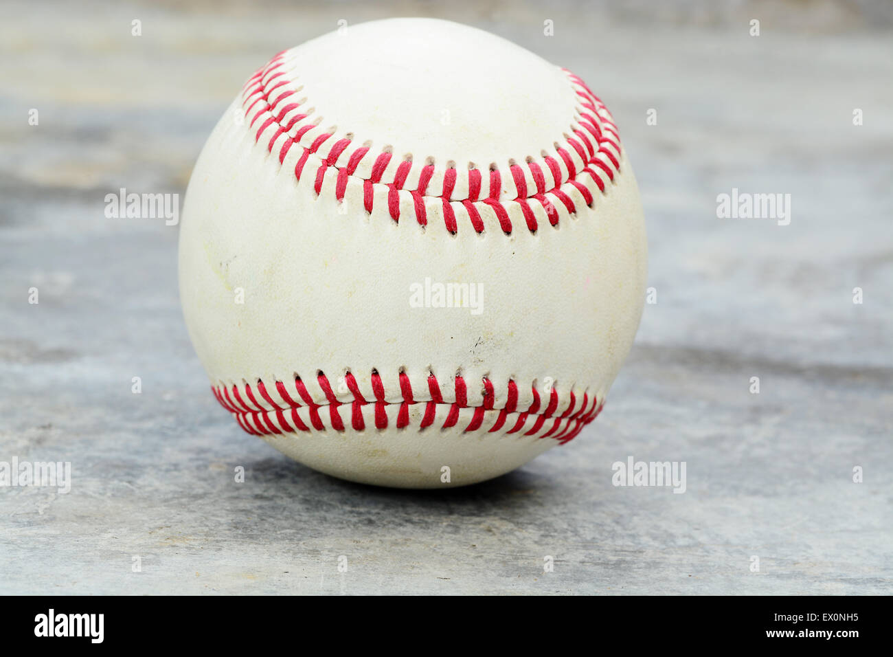 Casco de béisbol en un fondo de hormigón gris Foto de stock