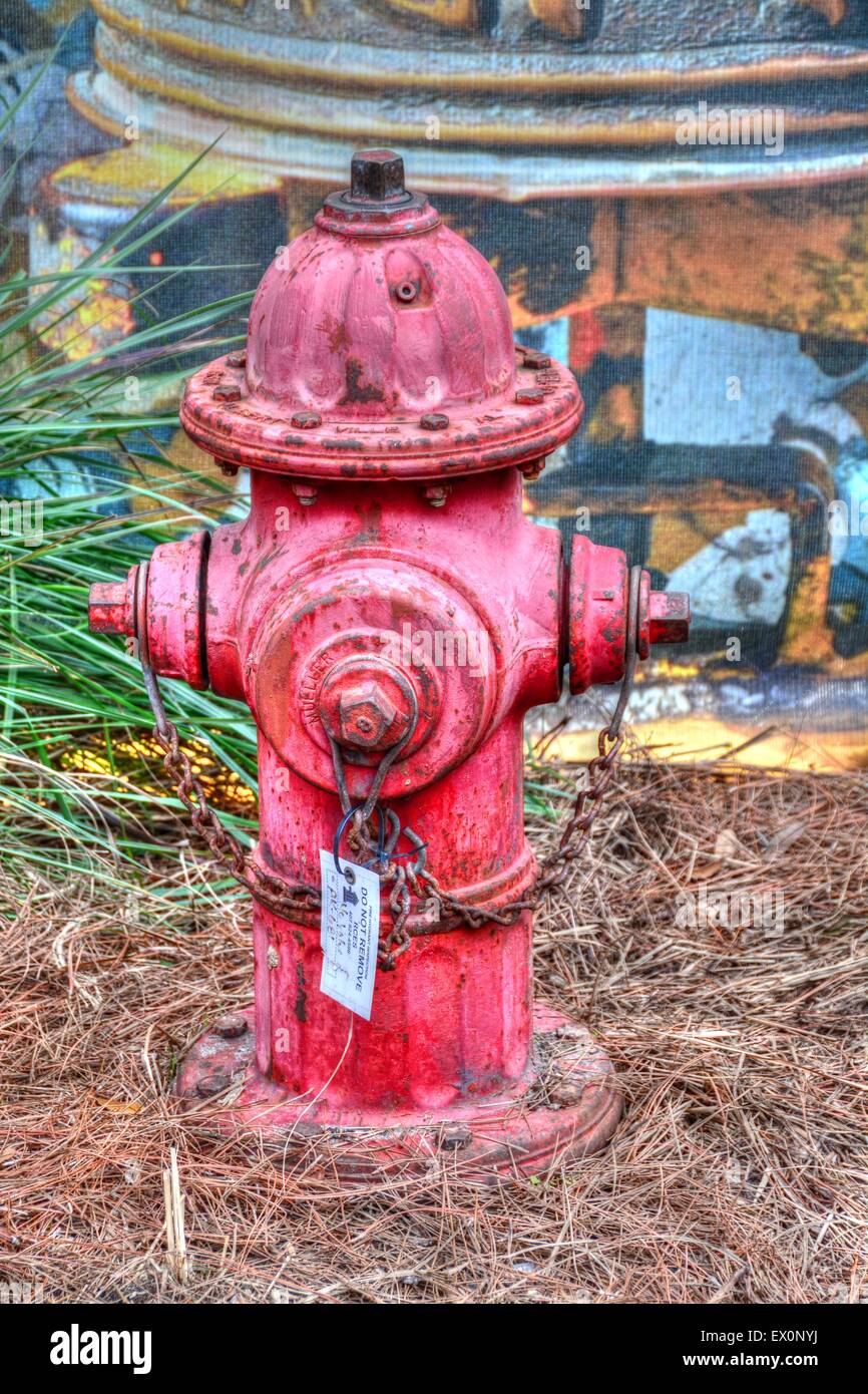Rojo hidrante antiguo realizado en HDR Foto de stock