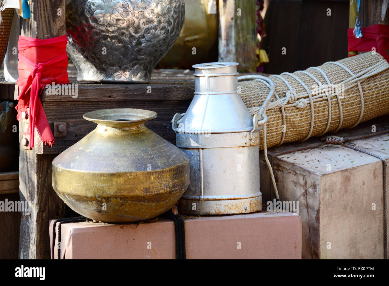 Cerca de las ollas y sartenes orientales en un mercado Foto de stock