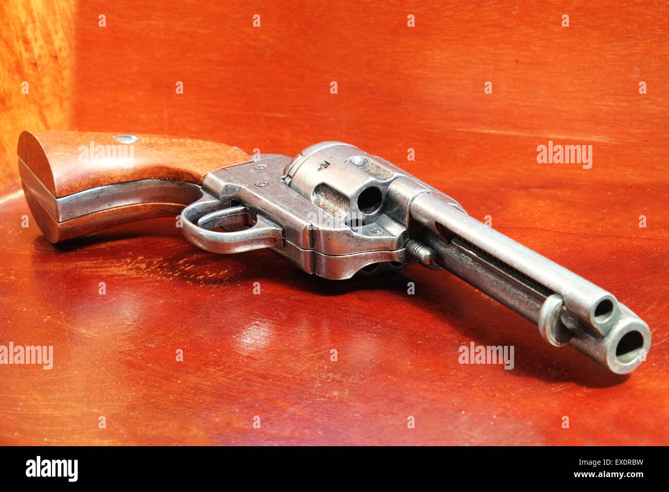Una réplica de un antiguo revólver .44 Six Shooter en un gabinete de madera Foto de stock
