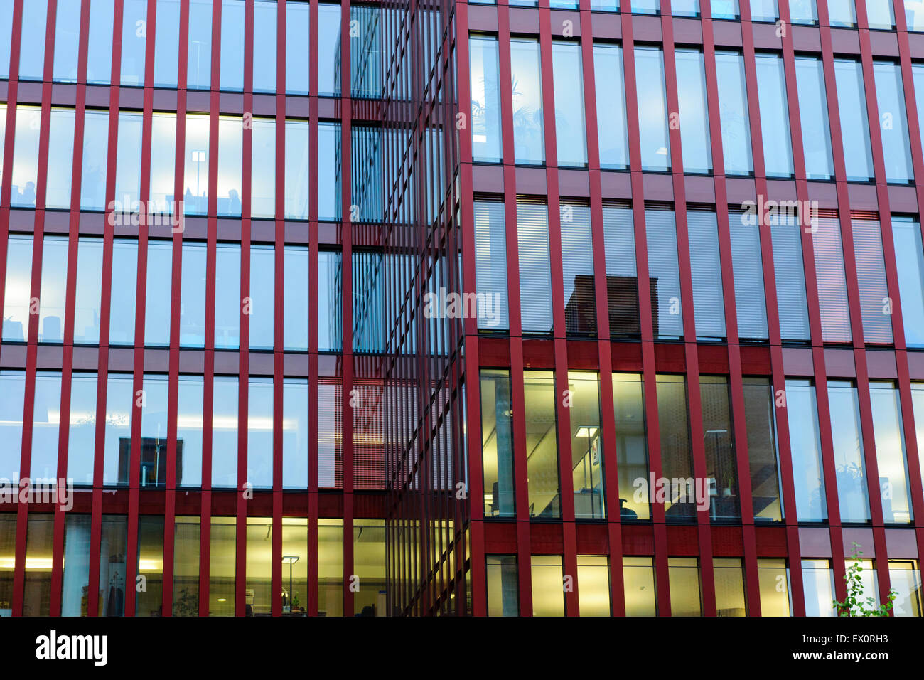 Detalle de un moderno edificio offfice rojo con reflejos en las ventanas Foto de stock