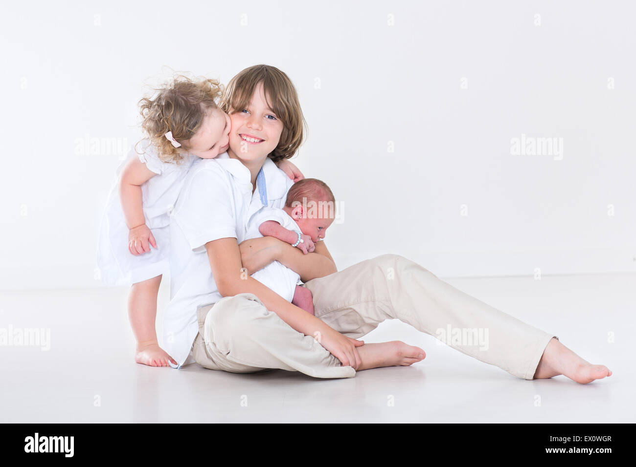 Feliz Riendo Chico Y Su Adorable Hermana Niño Jugando Con Su Bebé Recién Nacido Hermano