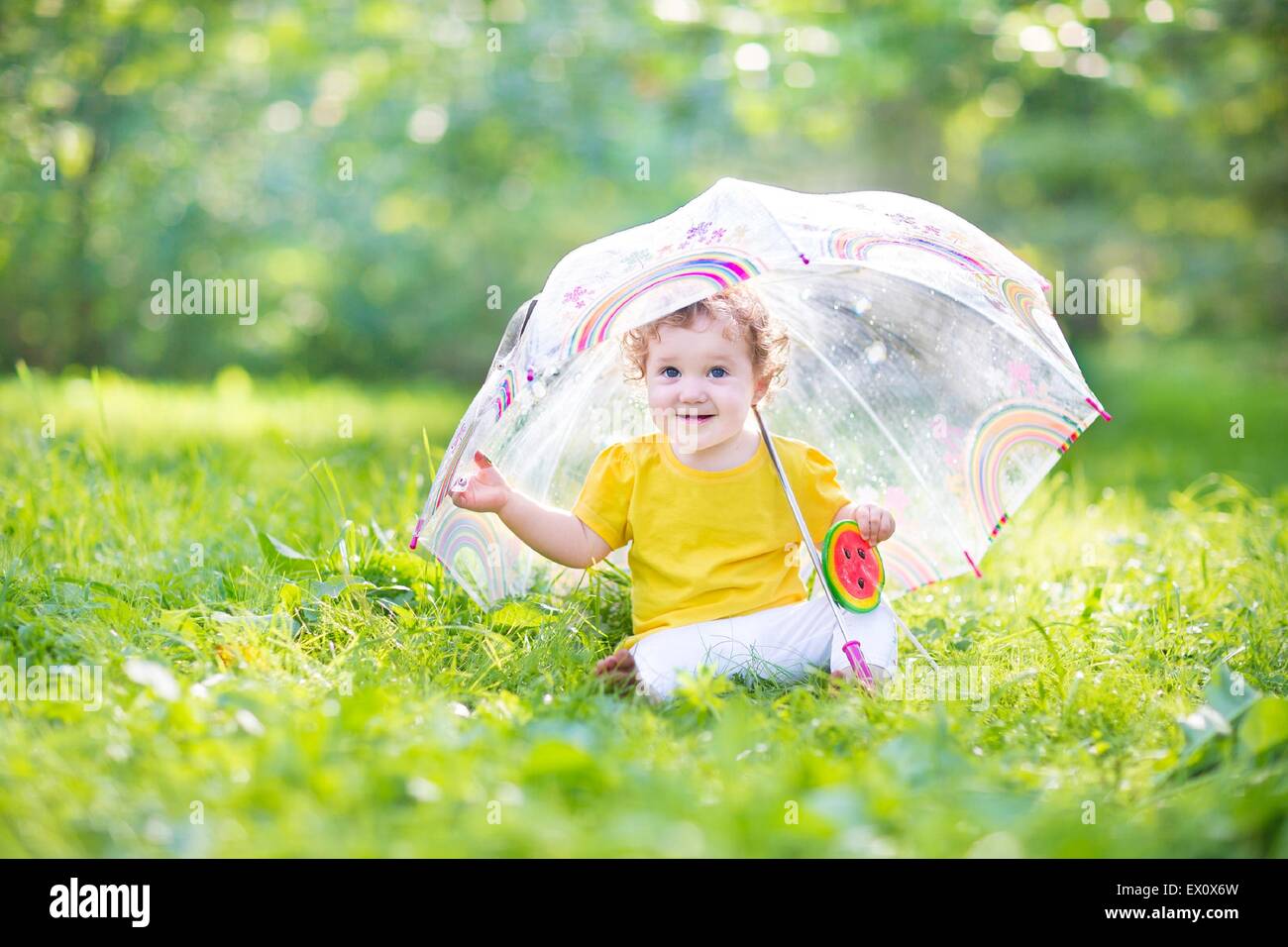 Bebé y su paraguas fotografías e imágenes de alta resolución - Alamy