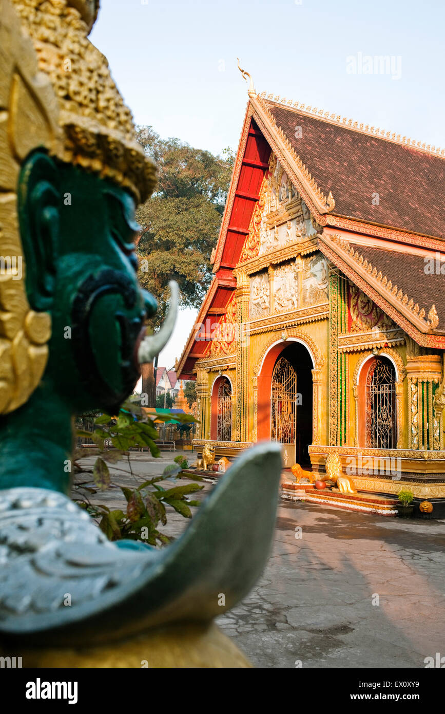 Exterior de Wat Si Muang, en Vientiane, Laos P.D.R. El Wat Si Muang es un famoso templo budista para traer la buena suerte. Foto de stock