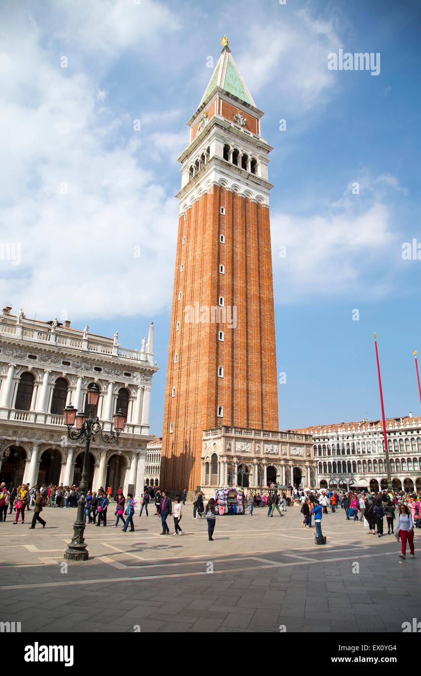 St Mark Bell Tower situado en la plaza de San Marcos de Venecia, Italia Foto de stock