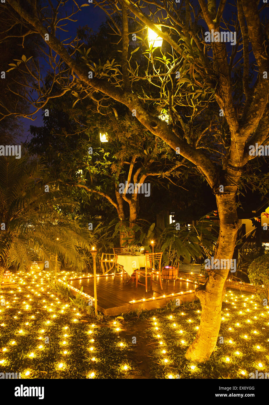 Una cena especial de 500 velas al anochecer. La Residence Phou Vao hotel. En Luang Prabang, Laos Foto de stock