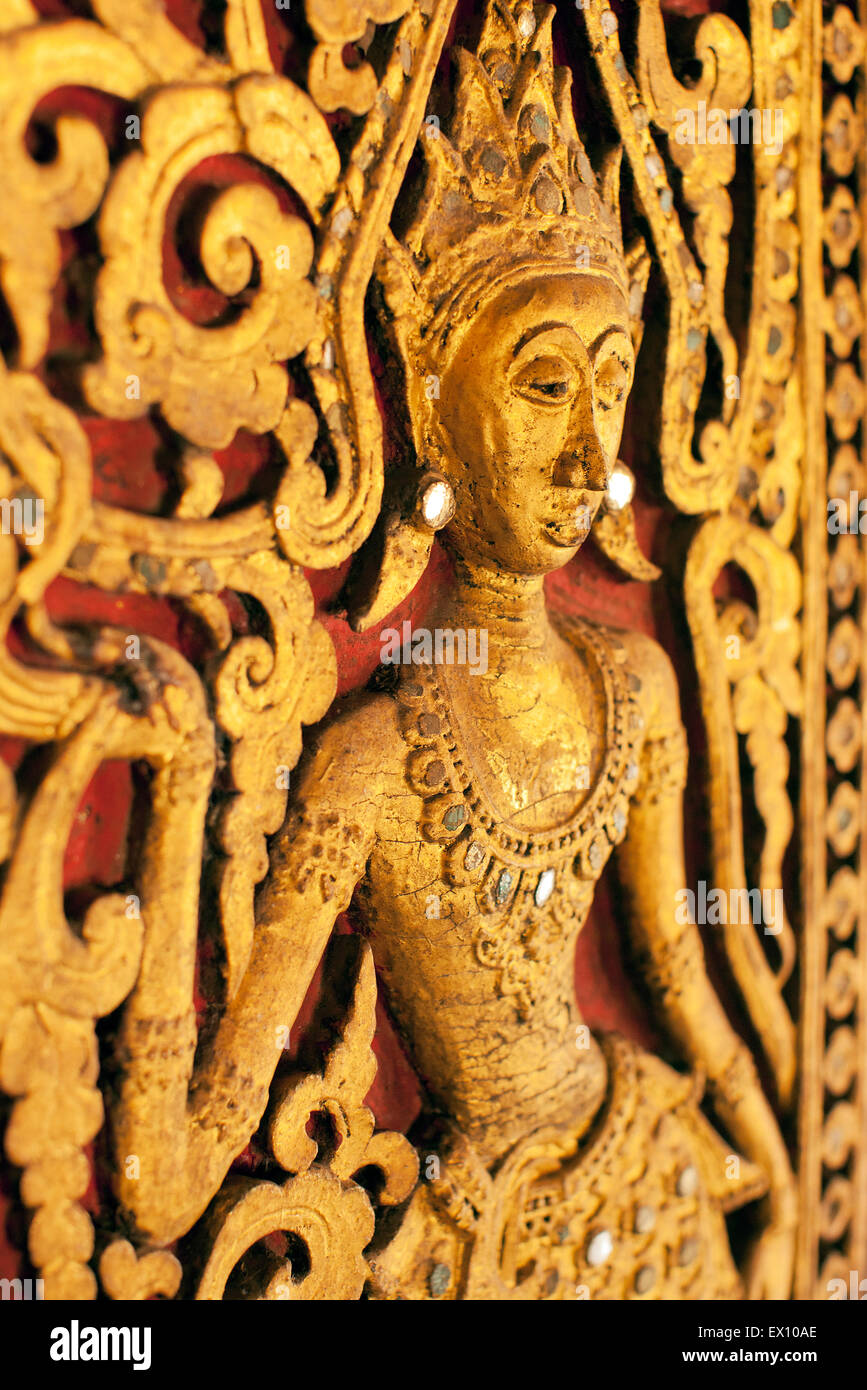 Detalle de una puerta en Wat Xieng Thong. Luang Prabang. Laos. Foto de stock