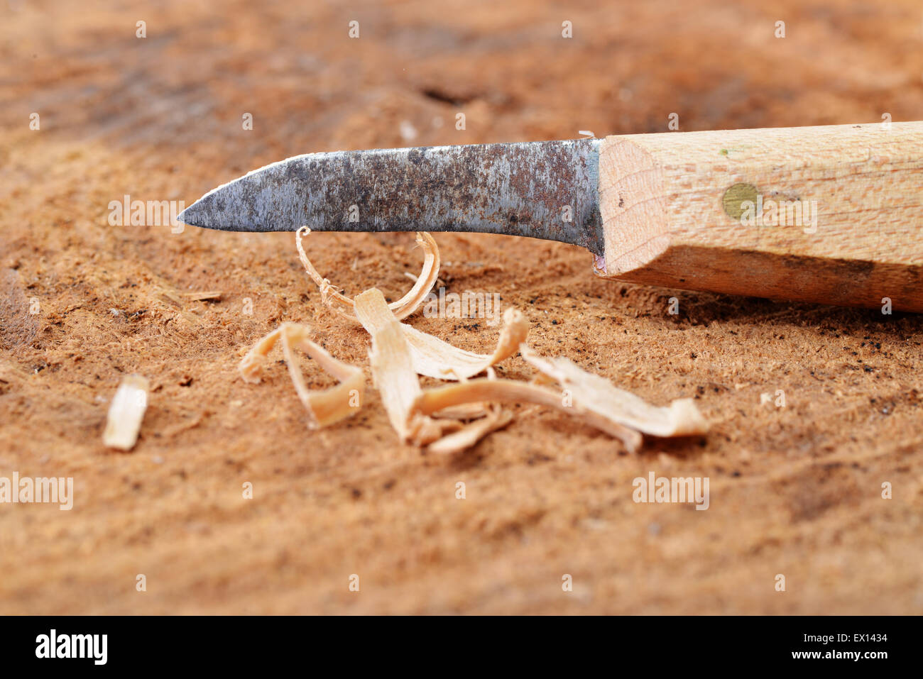 Cuchillo de talla de madera fotografías e imágenes de alta resolución -  Alamy