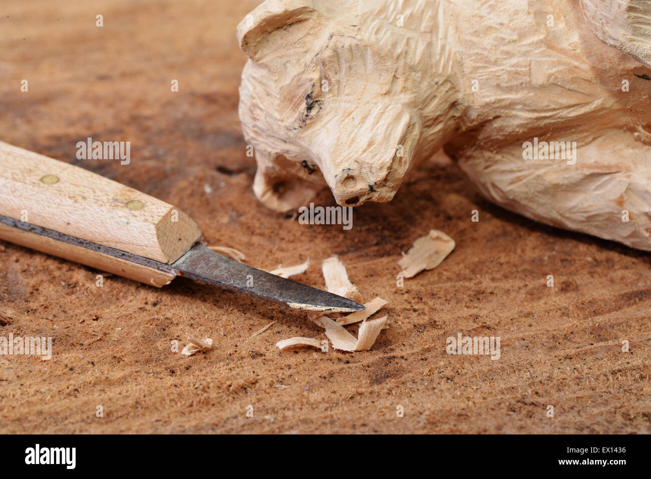 Cuchillo de talla de madera fotografías e imágenes de alta resolución -  Alamy
