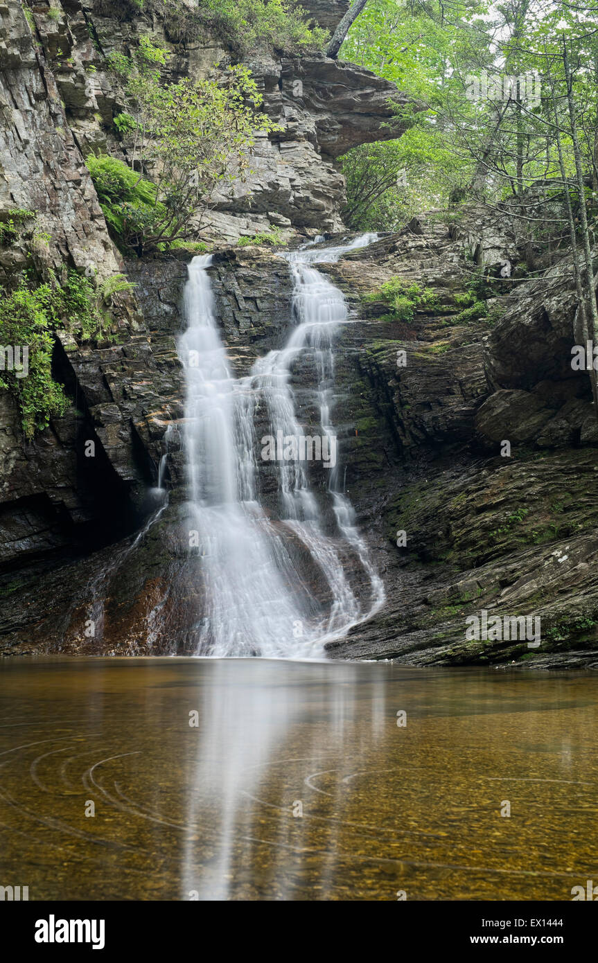 Rock State Park colgantes bajar cascadas cascadas. En Danbury, Carolina