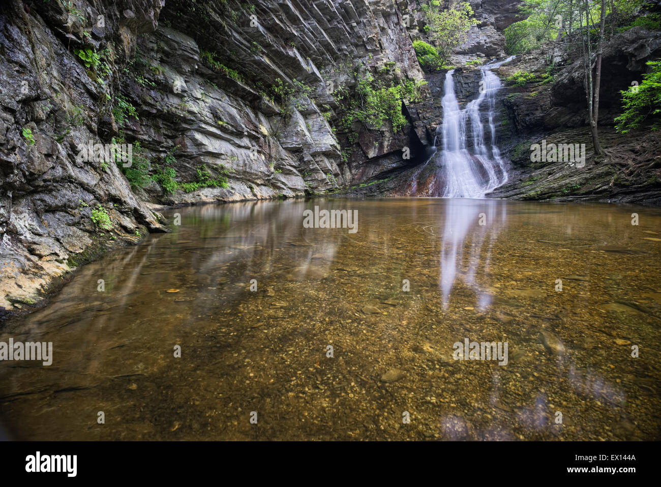 Rock State Park colgantes bajar cascadas cascadas. En Danbury, Carolina
