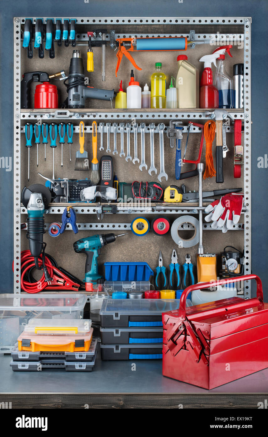 Herramienta garaje rack con diferentes herramientas y suministros de  reparación a bordo y estantes Fotografía de stock - Alamy