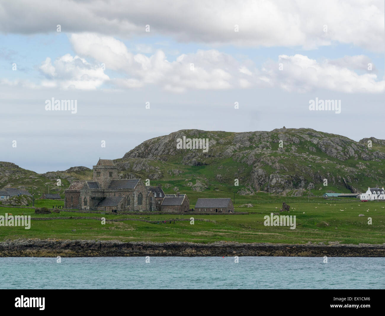 La Abadía de Iona desde el ferry Inner Hebrides Argyll and Bute Escocia patrimonio preservado centro del monaquismo gaélico para cuatro siglos Foto de stock