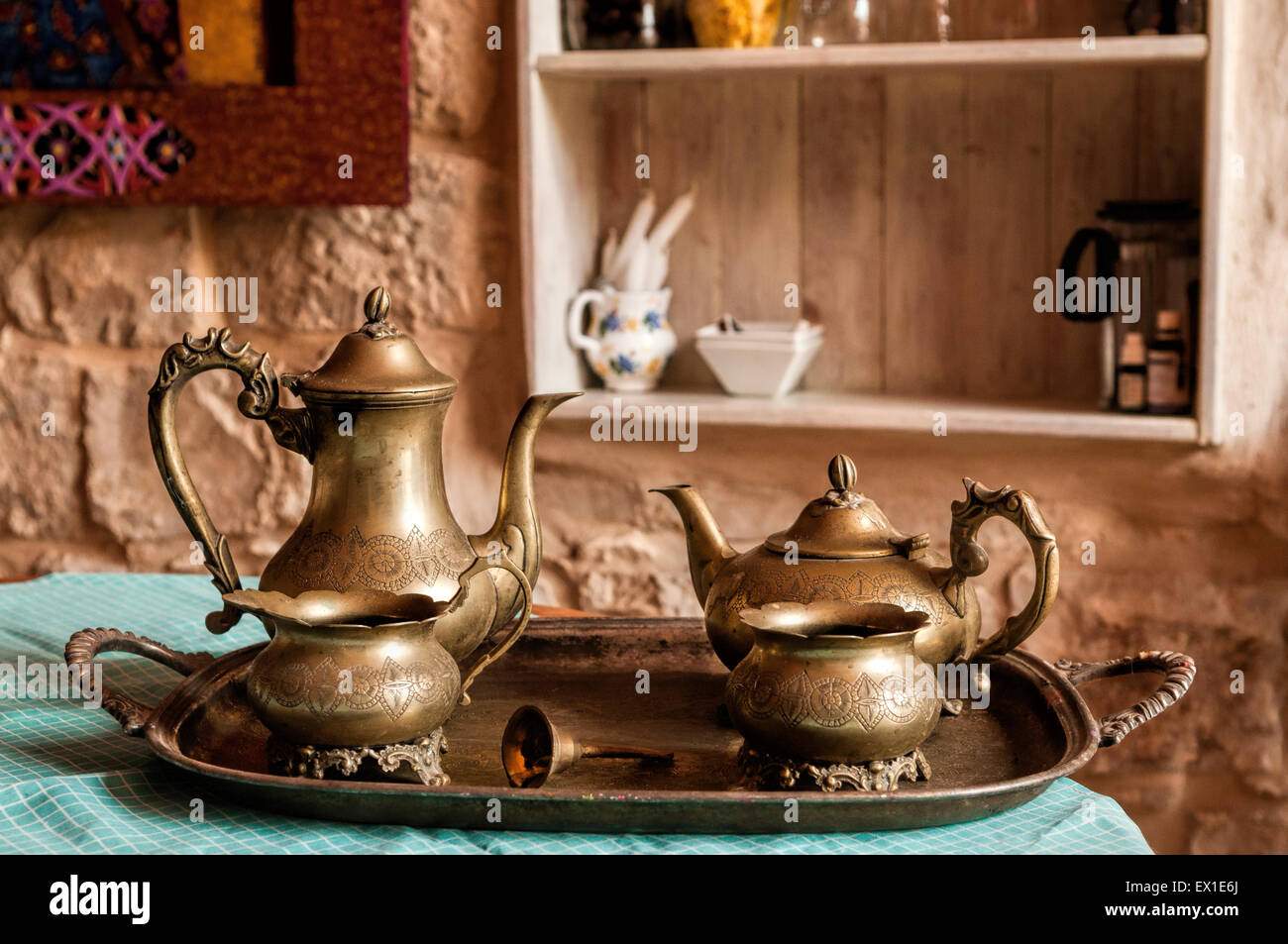 Cena de platos de café y té de la antigua campana de bronce en la bandeja con la llamada de los trabajadores Foto de stock
