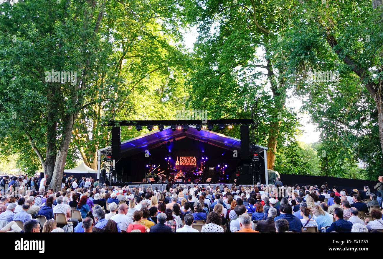 El escenario y los espectadores en el Festival Django Reinhardt en Samois sur Seine, Francia. Foto de stock