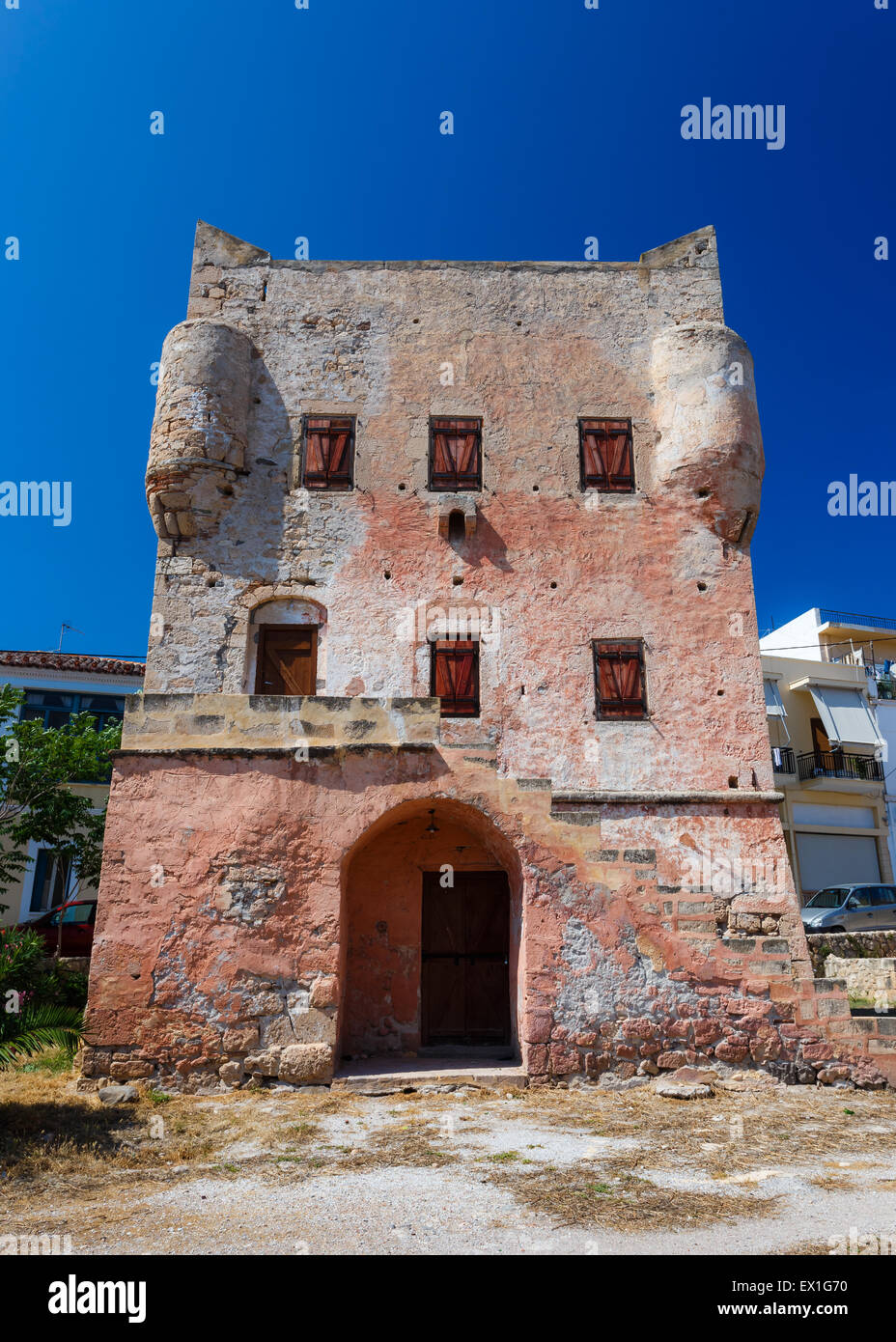 Markelos, antigua torre roja en la ciudad de Aegina, la isla Aegina en Grecia Foto de stock