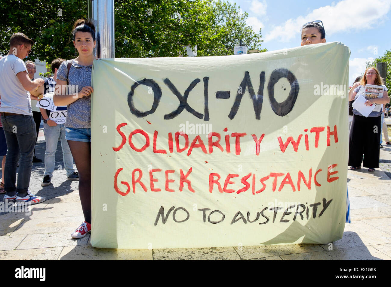 Bristol, Reino Unido, 4 de julio de 2015. Los manifestantes se muestren sosteniendo una pancarta anti-austeridad diciendo oxi no durante una protesta en apoyo de los gobiernos griegos llaman a votar "No" en el referéndum del rescate del domingo. Crédito: lynchpics/Alamy Live News Foto de stock