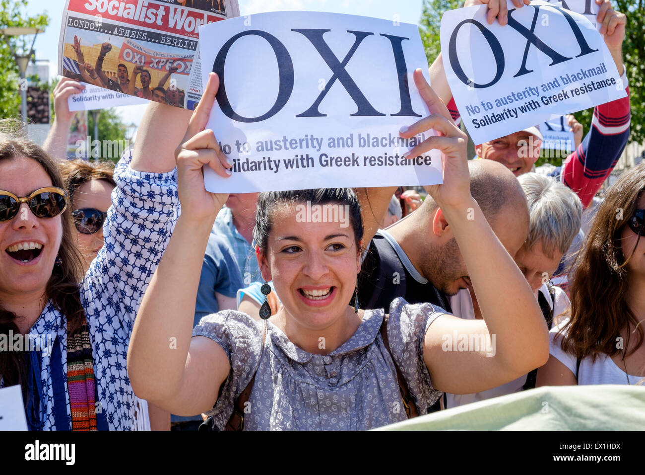 Bristol, Reino Unido, 4 de julio de 2015. Los manifestantes se muestren la celebración de anti-austeridad letreros de oxi no durante una protesta en apoyo de los gobiernos griegos llaman a votar "No" en el referéndum del rescate del domingo. Crédito: lynchpics/Alamy Live News Foto de stock