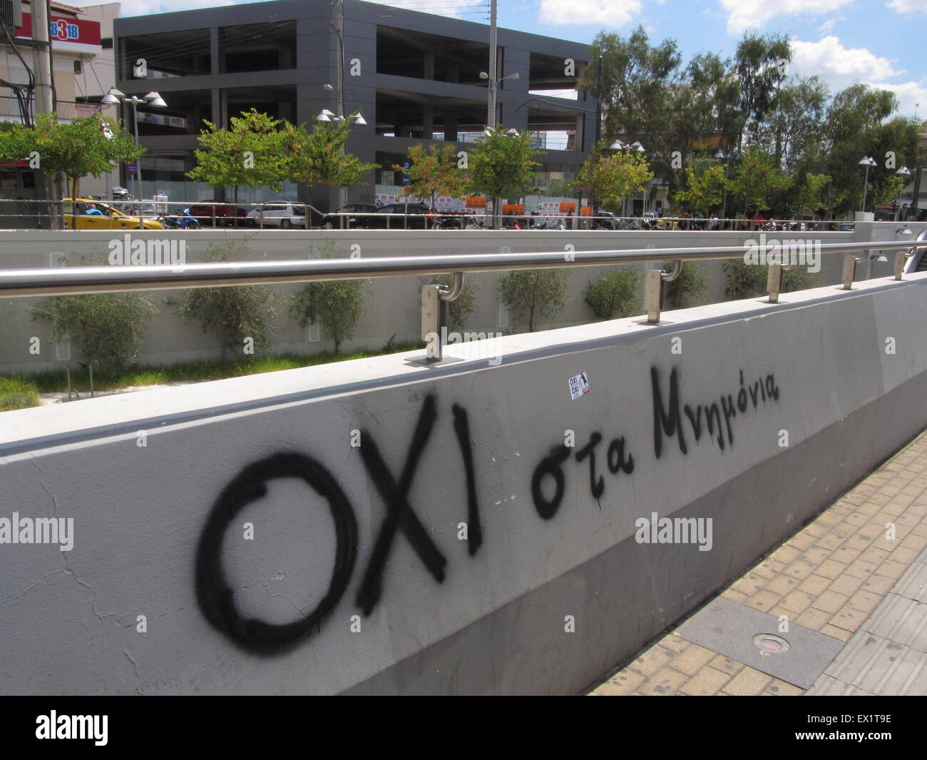 Atenas, Grecia. 04 Julio, 2015. Un graffiti en una pared se lee "No a los memorandos". La gente en Atenas prepárese para el 5º de julio de referéndum que decidirá el futuro de la economía griega y su relación con los acreedores internacionales. Crédito: George Panagakis/Pacific Press/Alamy Live News Foto de stock