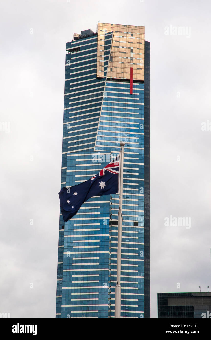 La Torre Eureka, el edificio más alto de Melbourne, con una bandera australiana Foto de stock