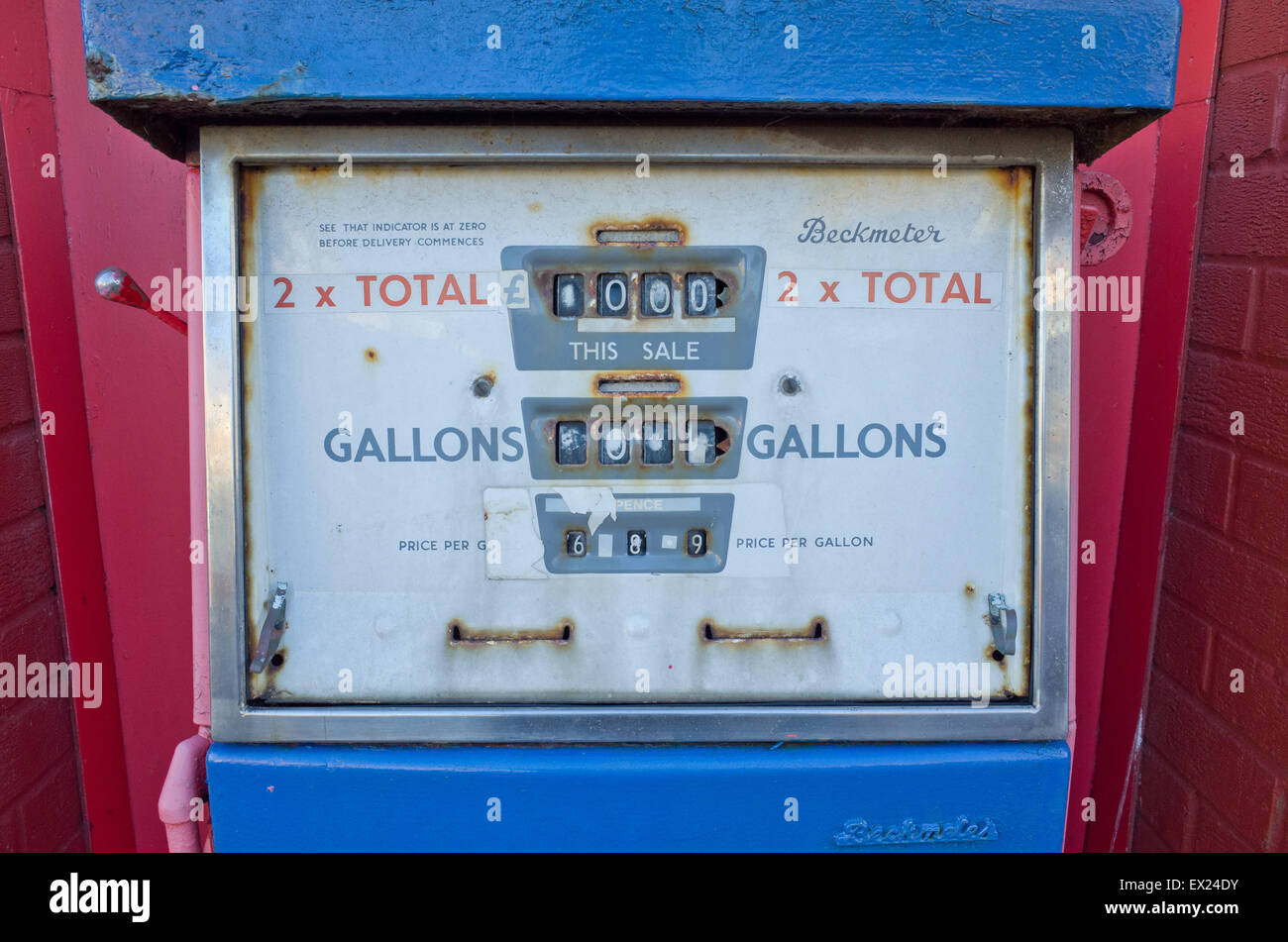 Antiguas, la bomba de gasolina la gasolina es un combustible del pasado Foto de stock