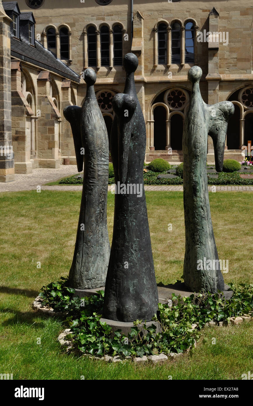 Una escultura moderna que representan los tres ángeles en el claustro de la Catedral de San Pedro en la ciudad de Trier, Alemania. Foto de stock