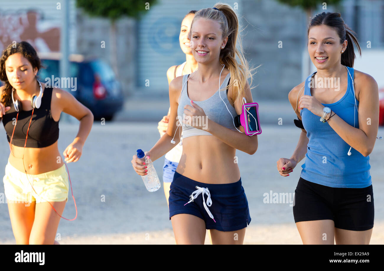 bonito joven mujer corriendo en el carril en el parque 27865806 Foto de  stock en Vecteezy