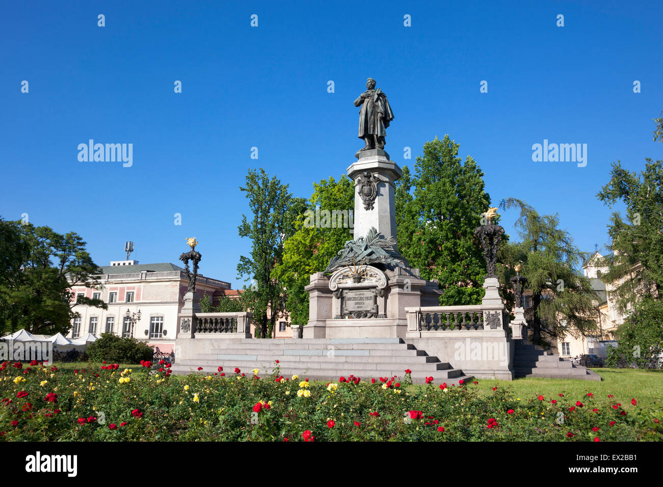 Monumento de gran poeta polaco Adam Mickiewicz en Varsovia, Polonia Foto de stock