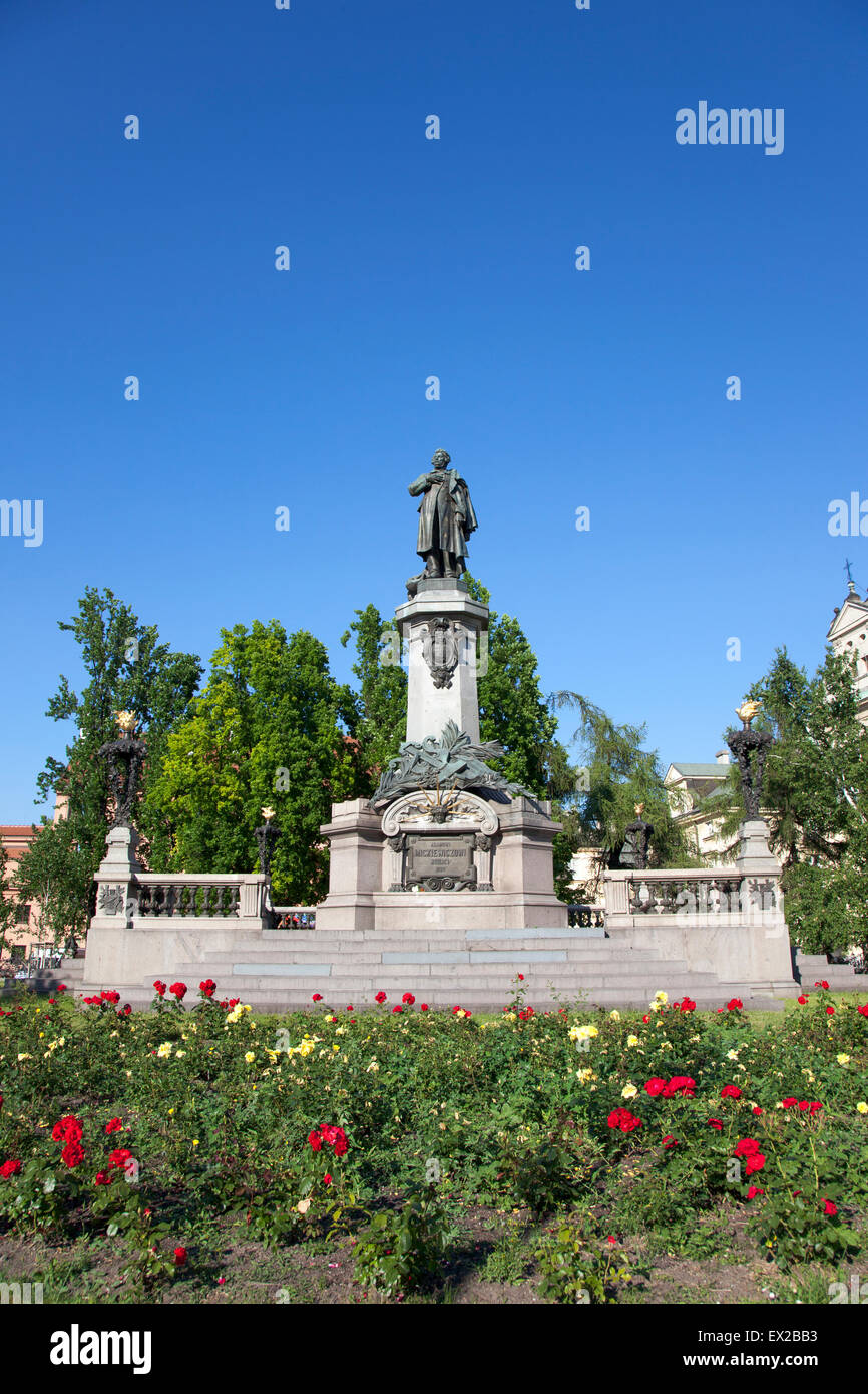 Monumento de gran poeta polaco Adam Mickiewicz en Varsovia, Polonia Foto de stock