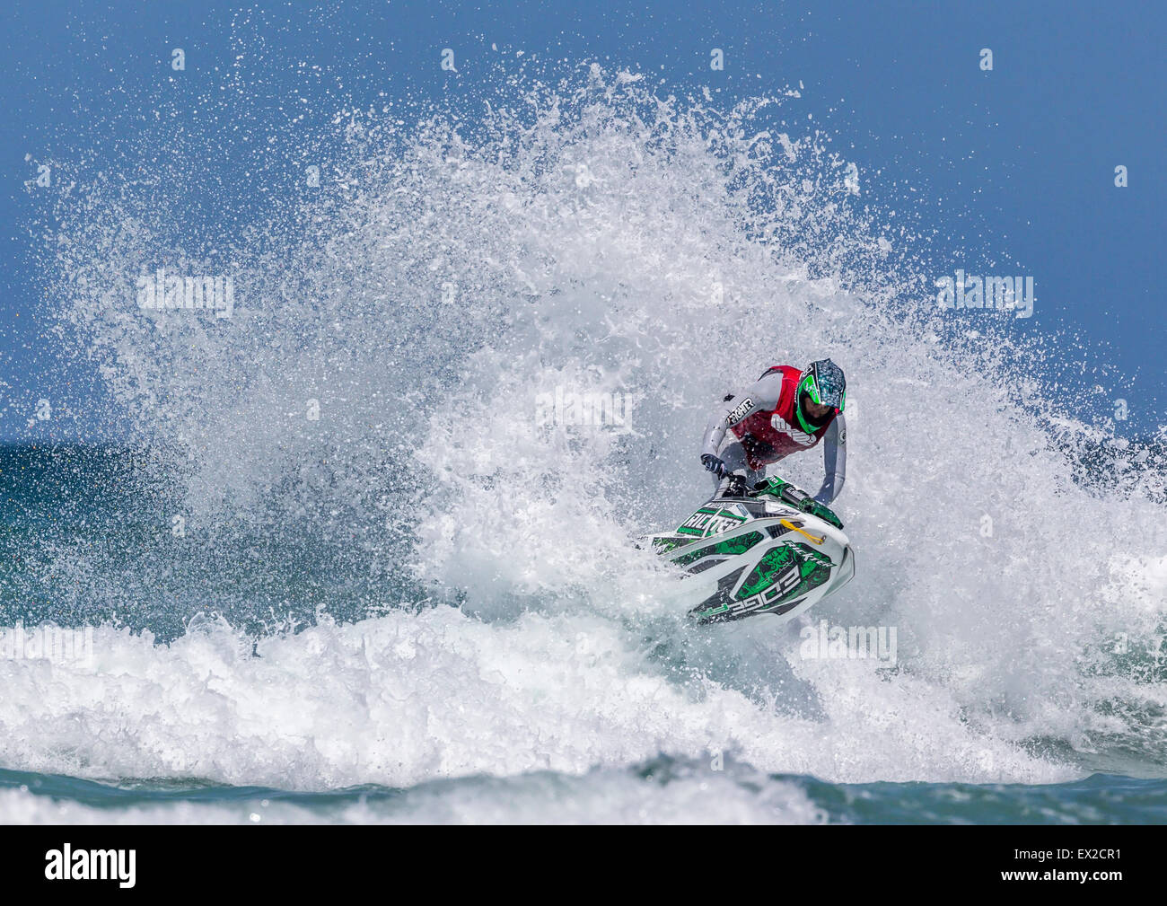 Rider compitiendo en IFWA World Tour 2015, Campeonato de Jet Ski la playa Fistral, Cornualles, en el REINO UNIDO Foto de stock