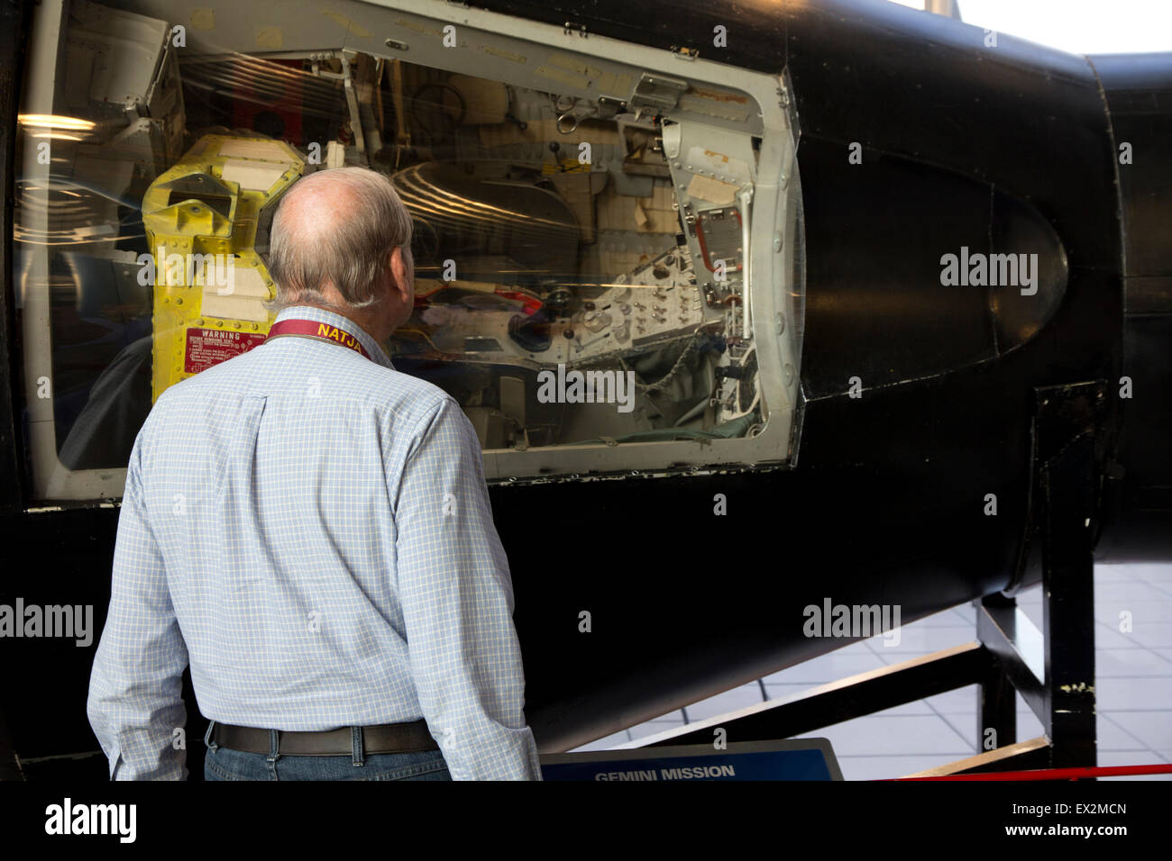 Visitante ve una cápsula espacial Gemini en Davidson Centro para la exploración del espacio, en Huntsville, Alabama, Foto de stock