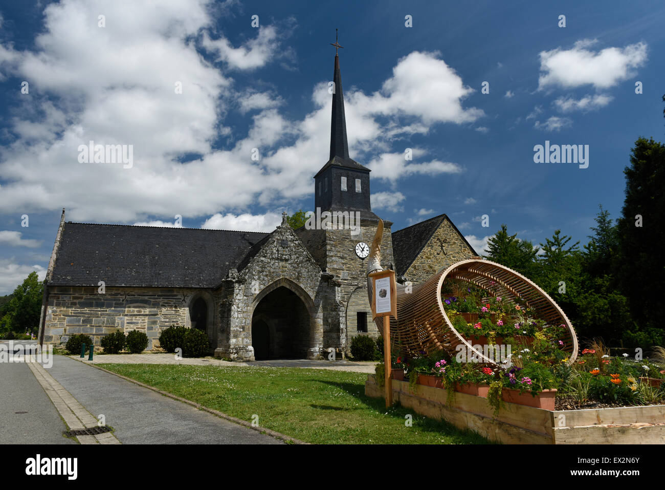Saint-Aignan Iglesia y el cuerno de la abundancia de la instalación, St Aignan, Morbihan, Bretaña, Francia Foto de stock