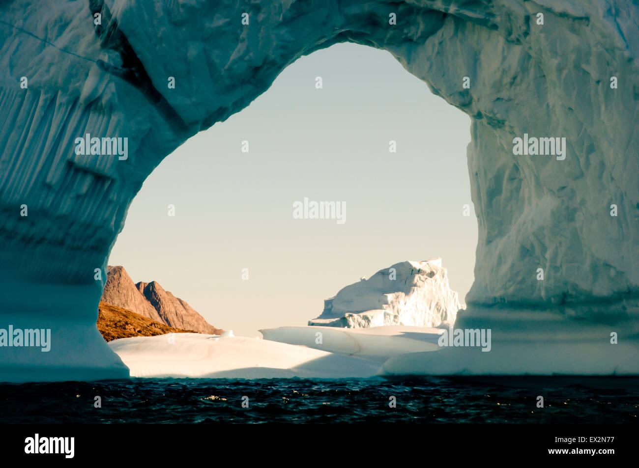 Perforado Iceberg - Scoresby Sound Foto de stock