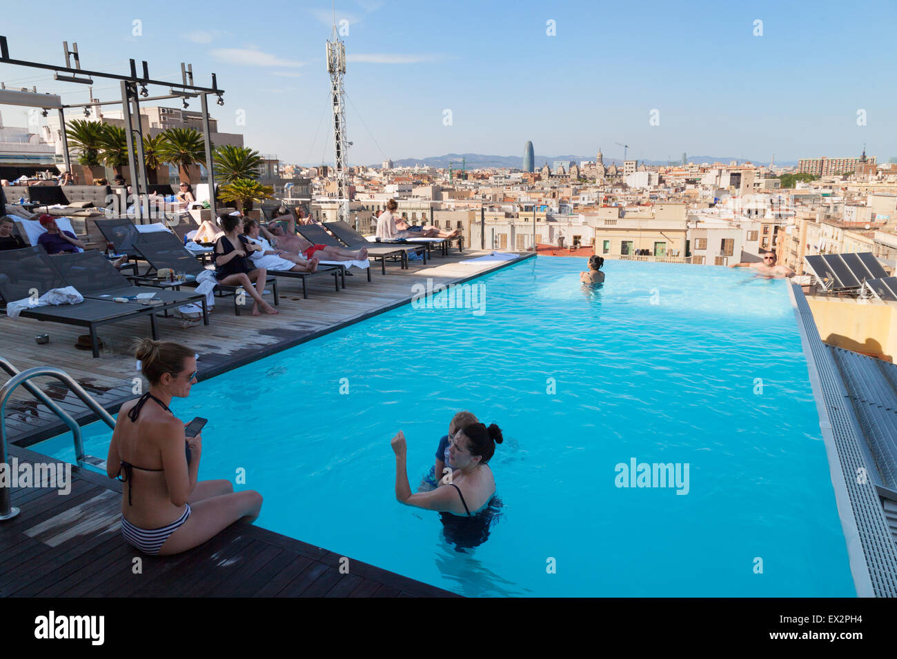 La piscina de la azotea y el Skybar, el lujoso hotel de 5 estrellas Grand Hotel Central Via Laietana, Barcelona, España Europa Foto de stock