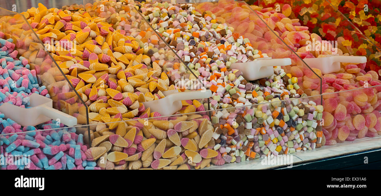 Selección de dulces caramelos para la venta en una camioneta y mezcla de contador en un sweetshop. Un método popular de venta de dulces donde el custo Foto de stock