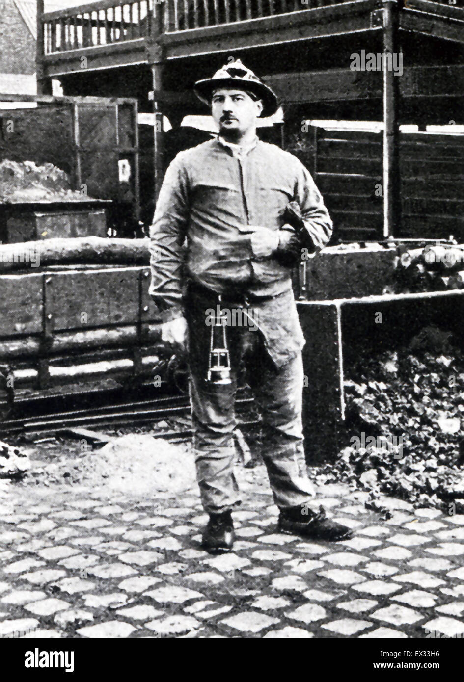 Esta foto muestra una minera flamenca, con su linterna colgando de su cinturón, fuera de una mina. La foto data de 1906. Se refiere a la gente flamenca de Flandes, una región histórica del noroeste de Europa que incluye partes de la actual Francia norte, oeste y suroeste de Bélgica, Países Bajos a lo largo del Mar del Norte. Foto de stock