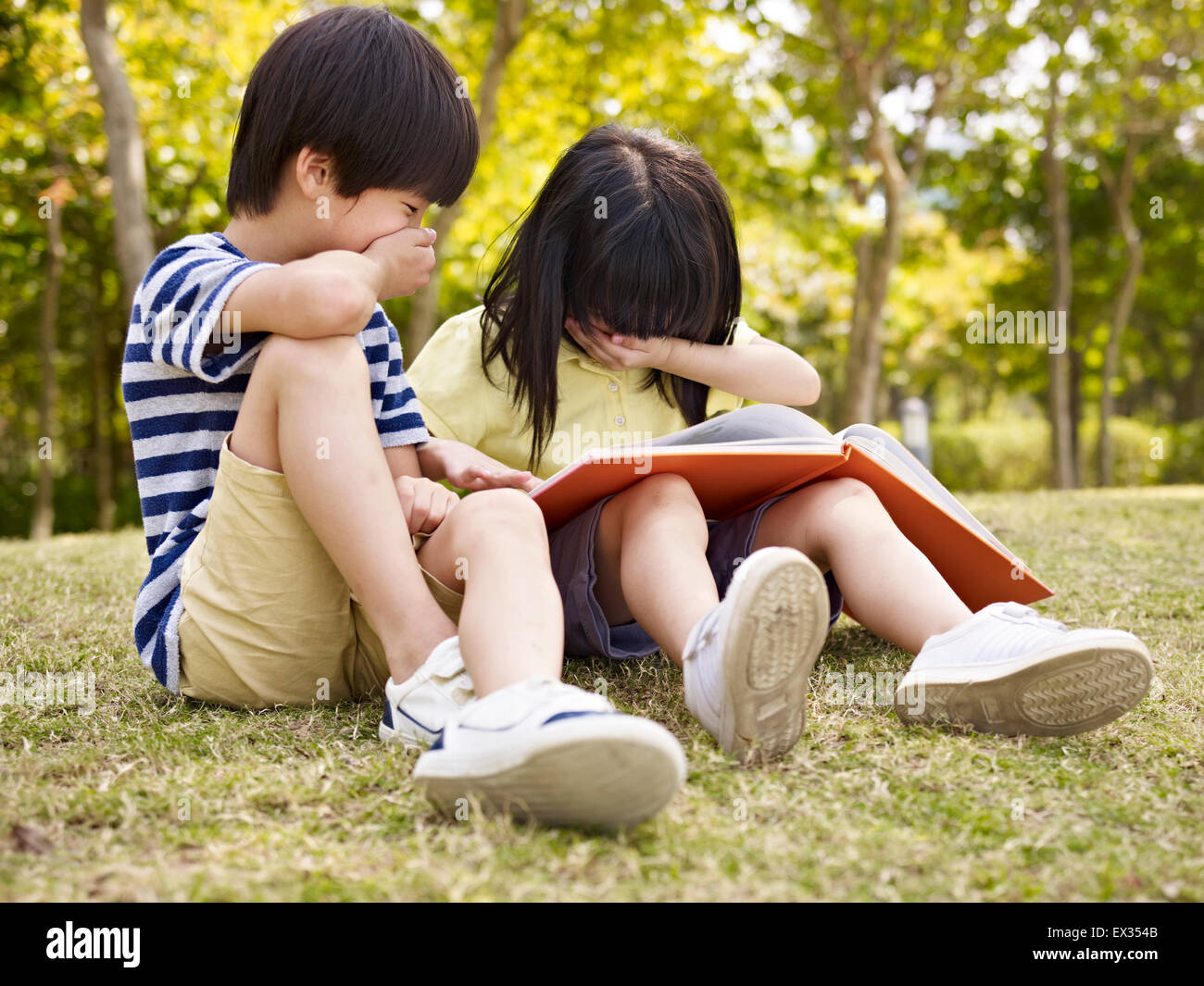 Los niños asiáticos en el exterior Foto de stock