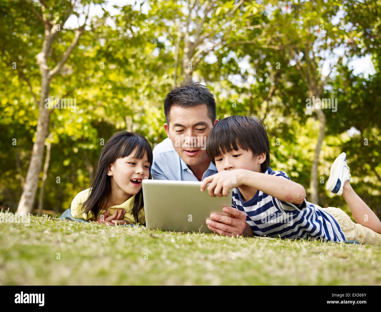 Padre e hijos se divierten al aire libre Foto de stock