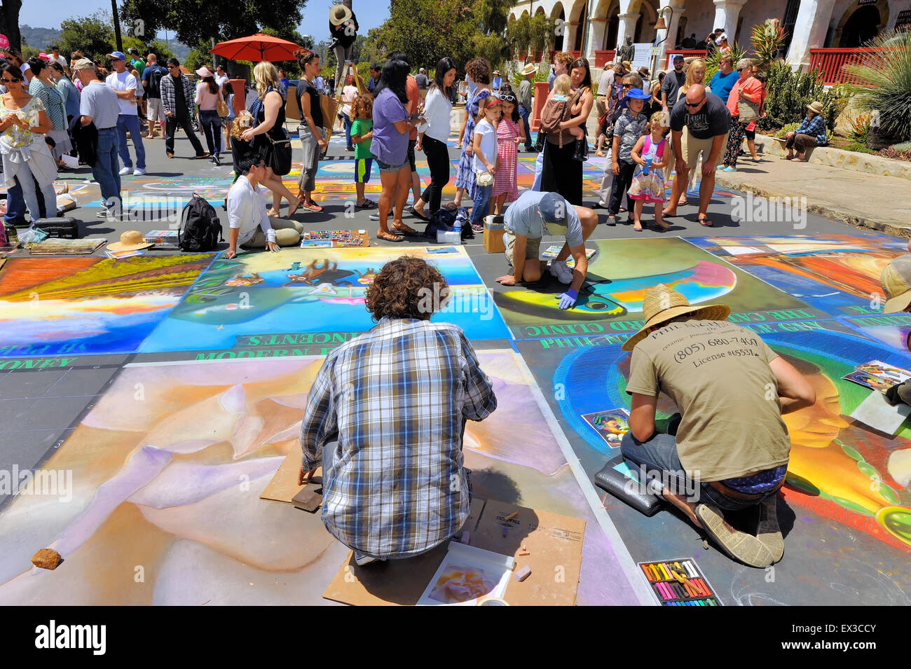 Una multitud observa 4 artistas pintando con tiza en la anual Imadonnari,  street Painting Festival en Santa Barbara, CA Fotografía de stock - Alamy