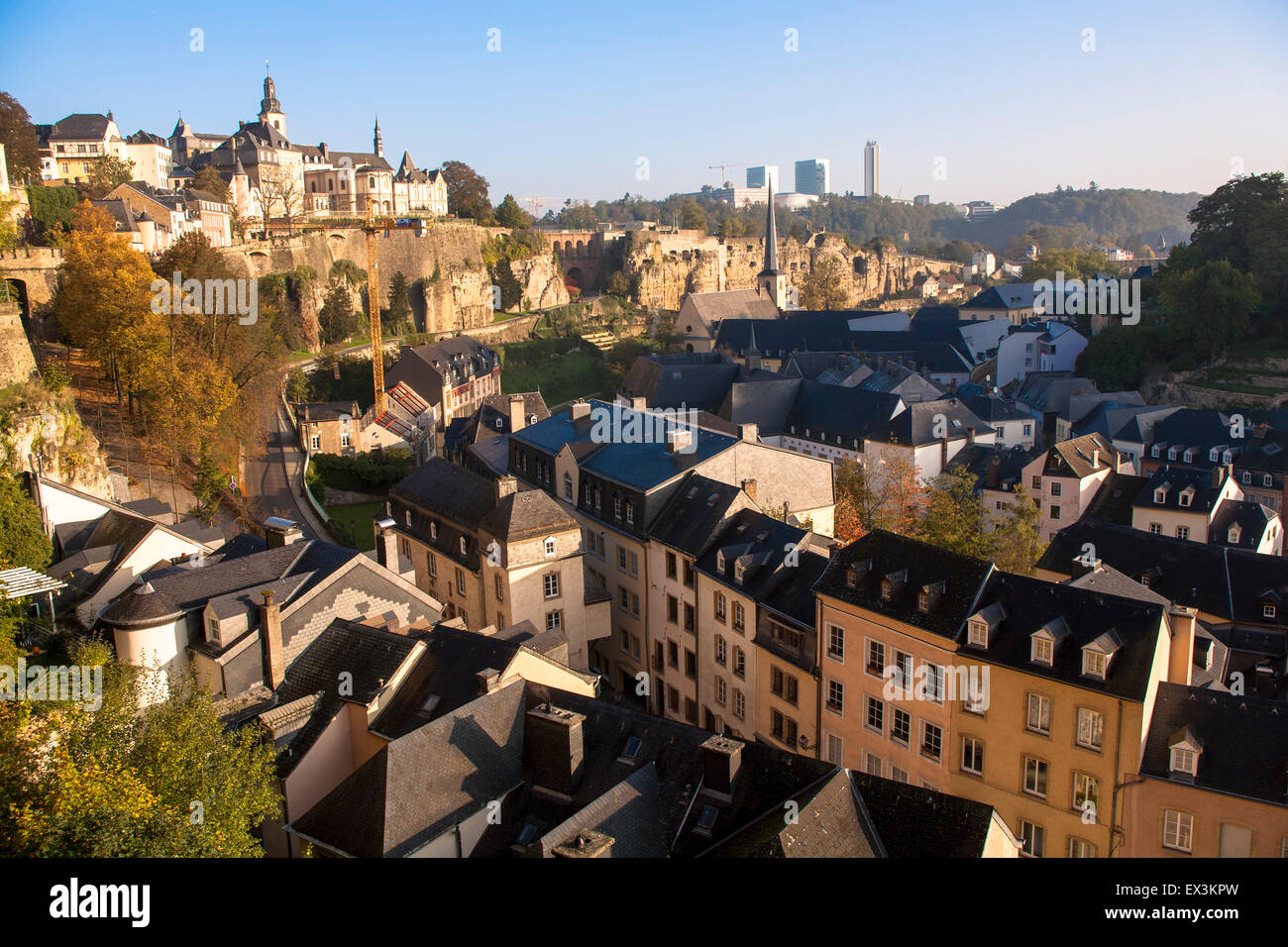 LUX, Luxemburgo, ciudad de Luxemburgo, vista a través del distrito Grund a la iglesia de Saint Michel, en el fondo el distrito Kir Foto de stock