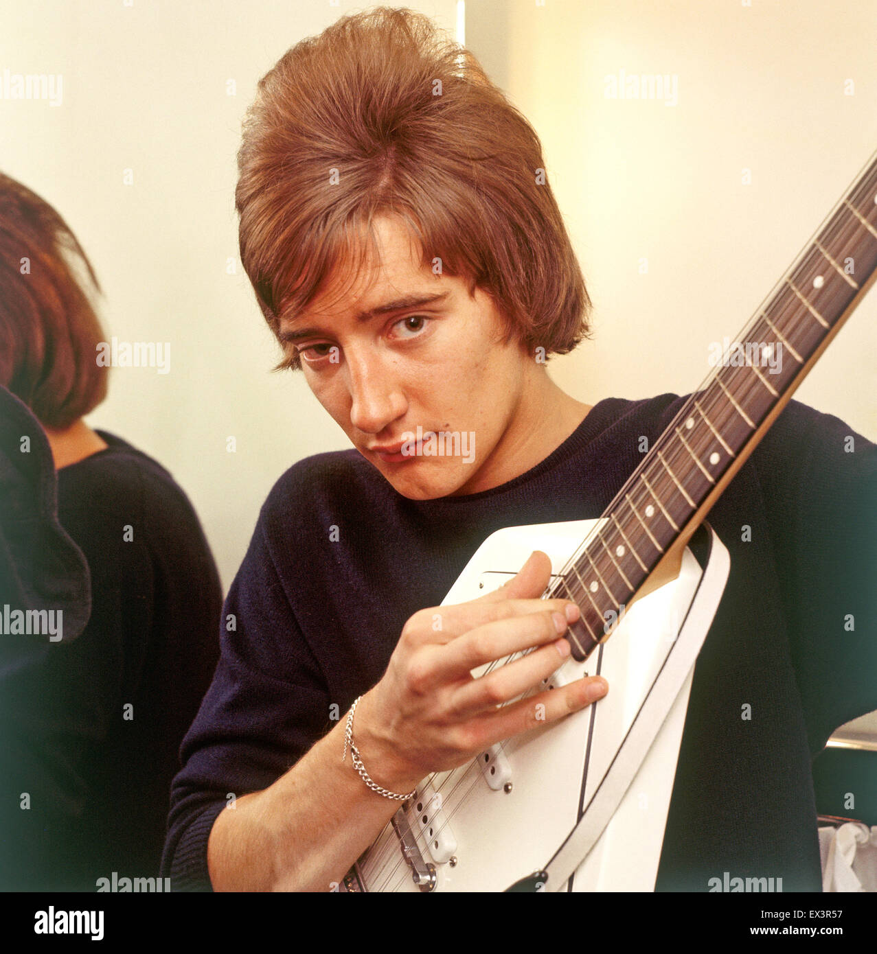 ROD STEWART músico de rock británico en noviembre de 1964, cuando el  lanzamiento de su primer disco "Good Morning Little Schoolgirl" en  Preparados, Listos, Ya. Foto Tony Gale Fotografía de stock - Alamy