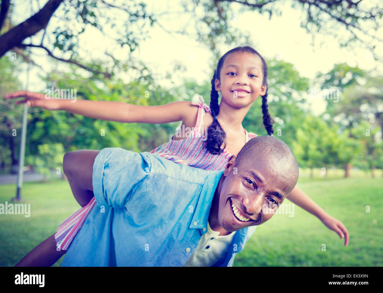 La felicidad de la familia africana para vacaciones de concepto de actividad Foto de stock